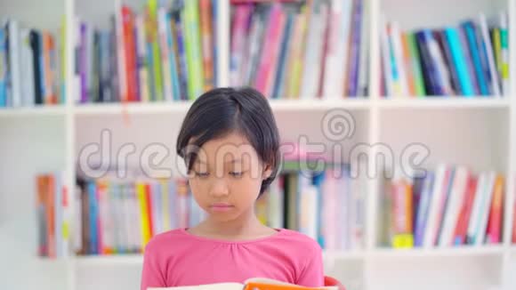 在图书馆读书的小女孩视频的预览图