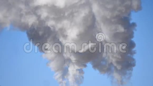 工业烟雾蓝天背景视频的预览图