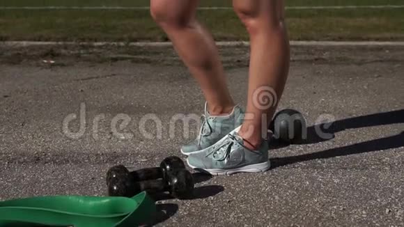 户外健身女性训练视频的预览图