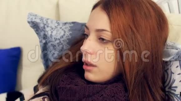 病妇在床上用纸纸组织咳嗽视频的预览图