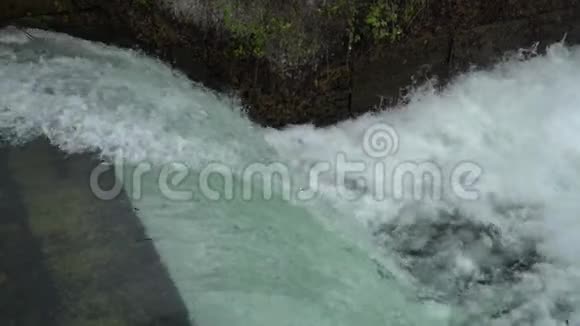 河流瀑布在冰冷的河流中流动和飞溅的水视频的预览图