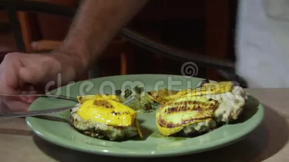 男人用叉子吃汉堡肉视频的预览图