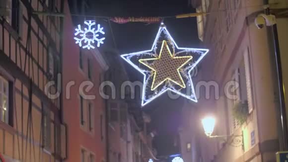 传统的圣诞街装饰视频的预览图
