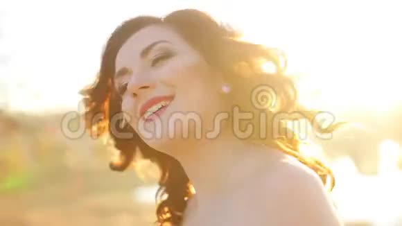 幸福美丽女人的肖像接近接近视频的预览图