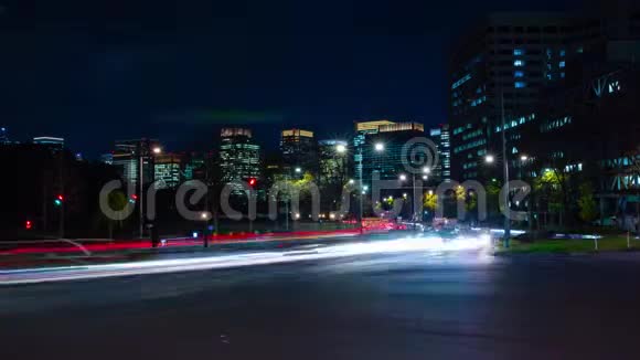 东京市区街道的夜晚时光流逝视频的预览图