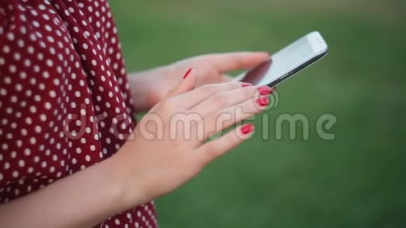 女人用智能手机视频的预览图