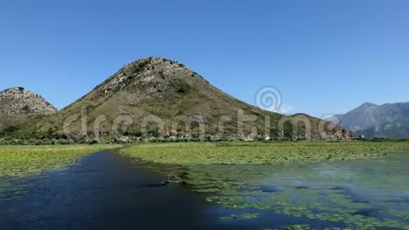 阳光明媚的一天山上美丽的斯卡达尔湖景观从船上看湖上的风景视频的预览图