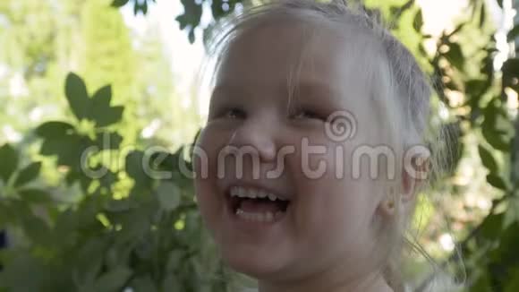 特写脸上幸福的小姑娘视频的预览图