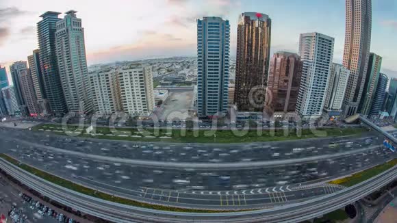 迪拜市中心的塔楼日夜不停日落后带摩天大楼的谢赫扎耶德公路的鸟瞰图视频的预览图