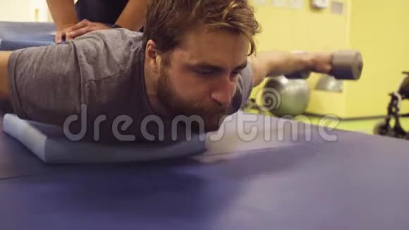 残疾人运动员在康复中心做运动视频的预览图