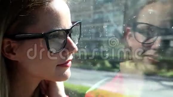 年轻的金发女郎骑着电车望着窗外视频的预览图