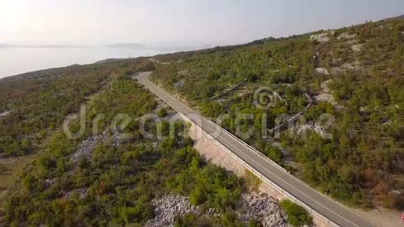 克罗地亚山路的鸟瞰图视频的预览图