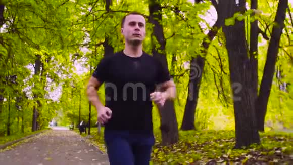 年轻人在公园里跑步秋天视频的预览图