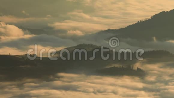 朦胧的黎明在山上美丽的风景视频的预览图