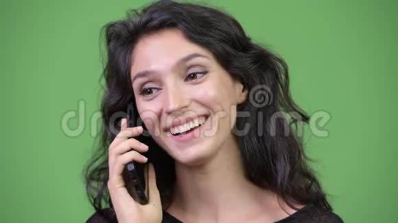 年轻漂亮的女人用电话视频的预览图