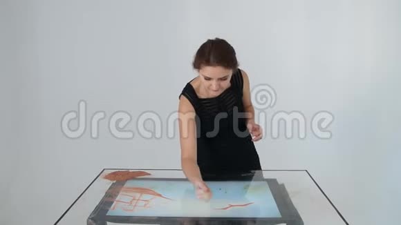 用沙子画画在屏幕上画沙子沙滩艺术家手在拉动画视频的预览图