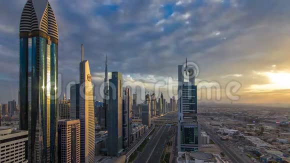 迪拜摩天大楼在傍晚日落时分迪拜地铁站和谢赫扎耶德路的交通视频的预览图