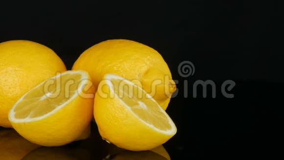 新鲜多汁的黑底黄柠檬视频的预览图