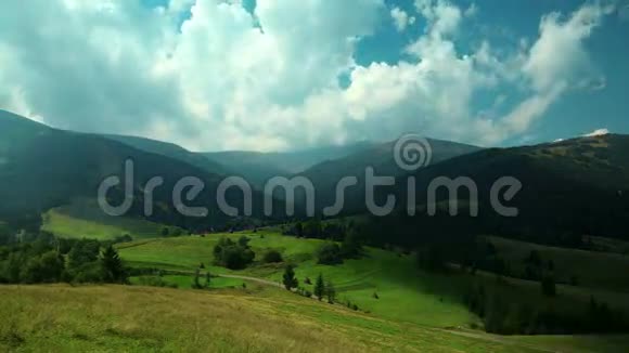 4云和美丽的绿野视频的预览图