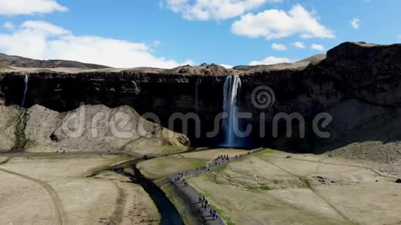 冰岛的瀑布航空视频的预览图