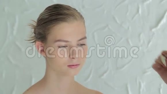 专业化妆师在白色房间制作面部艺术视频的预览图