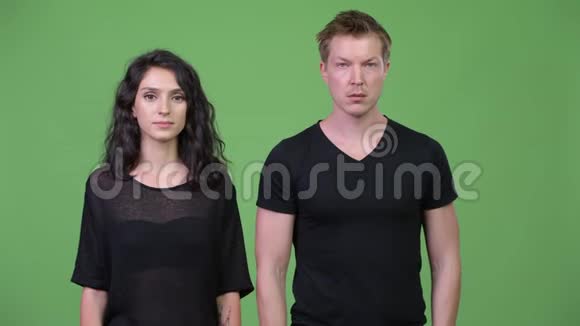 年轻的一对夫妇双臂交叉在一起视频的预览图
