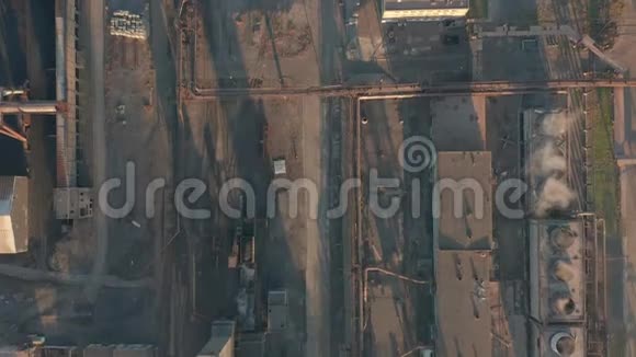 空中观景工业管道用烟雾污染大气视频的预览图