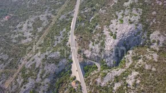 克罗地亚山路的鸟瞰图视频的预览图