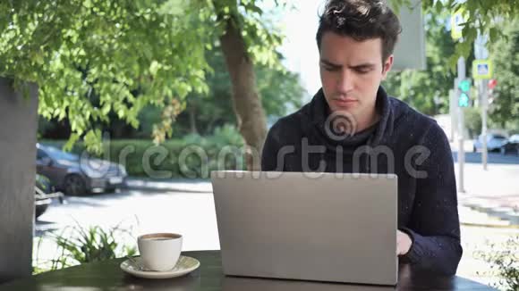 在笔记本电脑工作时思考问题的男人视频的预览图