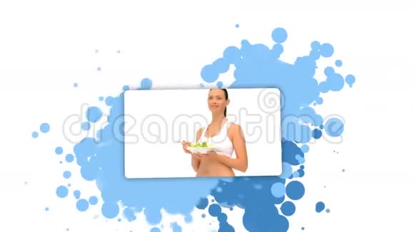 女人展示一个女人吃沙拉视频的预览图