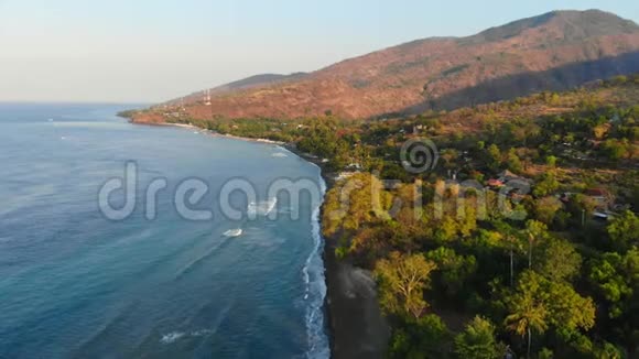 巴厘岛海滩和蓝海的鸟瞰图视频的预览图