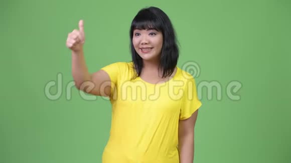 美丽快乐的亚洲女人竖起大拇指视频的预览图