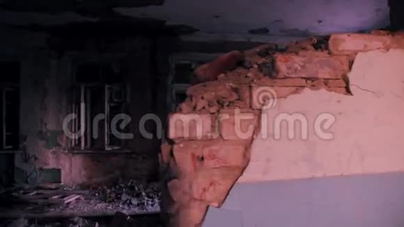 穿过被拆除的房子视频的预览图