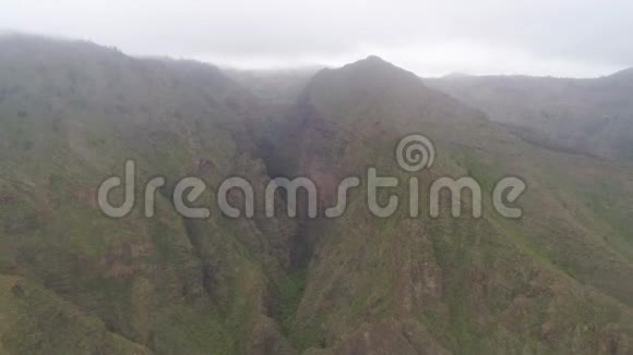 西班牙特内里费2018年5月18日加那利群岛地狱峡谷岩石山脉的空中景观视频的预览图
