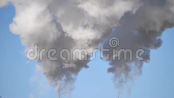 工业烟雾蓝天背景视频的预览图