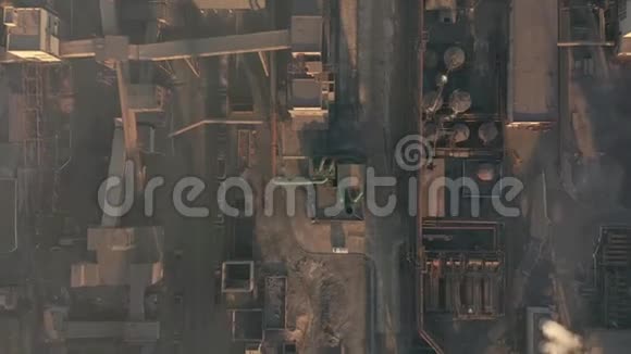 空中观景工业管道对大气的排放视频的预览图