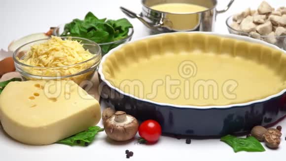 烤碎面团用于烘焙形式和配料的乳蛋饼视频的预览图