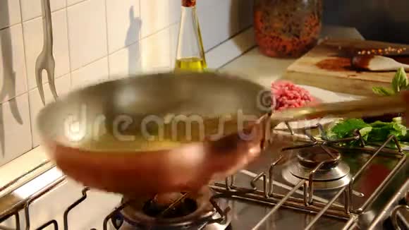 烹饪腊肉酱视频的预览图