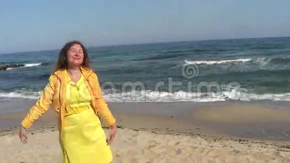 海滩上的女人视频的预览图