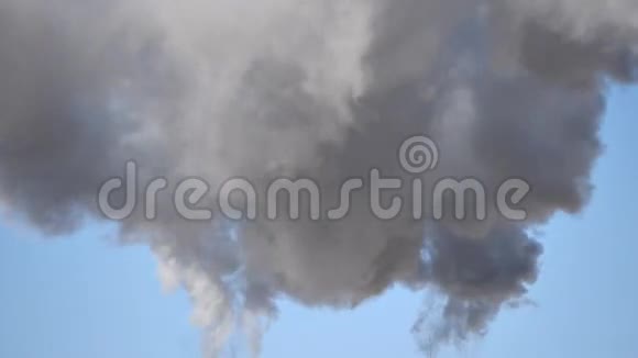工业烟斗蓝天背景视频的预览图