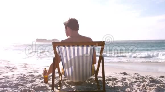 一个男人正在喝酒放松视频的预览图