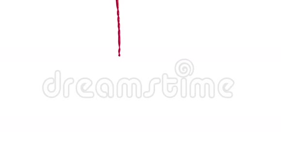 流动的红色液体如果汁溅在白色的背景和滴下来的白色3D渲染与阿尔法面具视频的预览图