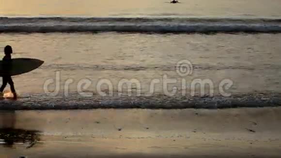在海滩上冲浪的女人视频的预览图