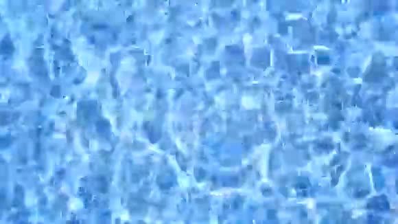 蓝色瓷砖泳池水倒影视频的预览图