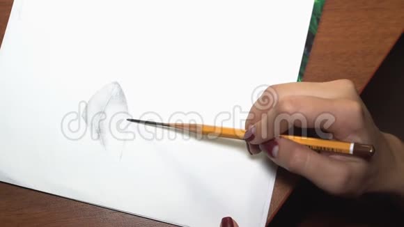 小女孩用铅笔画画做素描和轮廓特写镜头视频的预览图
