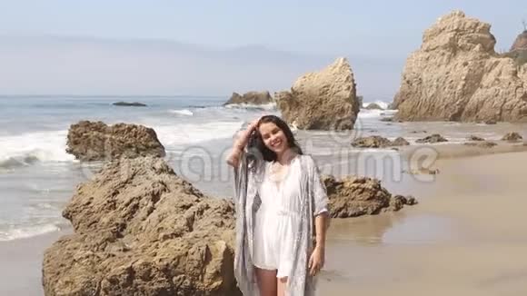 年轻女子在海滩上快乐夏天的感觉视频的预览图