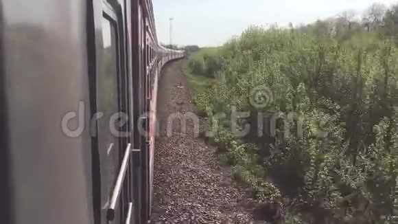 铁路出行理念生活方式机车列车乘用车车在大自然中以铁路运输视频的预览图