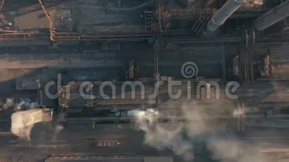 空中观景工业管道对大气的排放视频的预览图