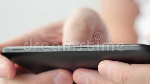 手握智能手机的特写视频的预览图