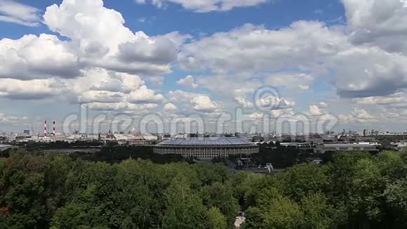 从斯派洛山或沃罗比戈里观景台俯瞰莫斯科市中心俄罗斯莫斯科视频的预览图